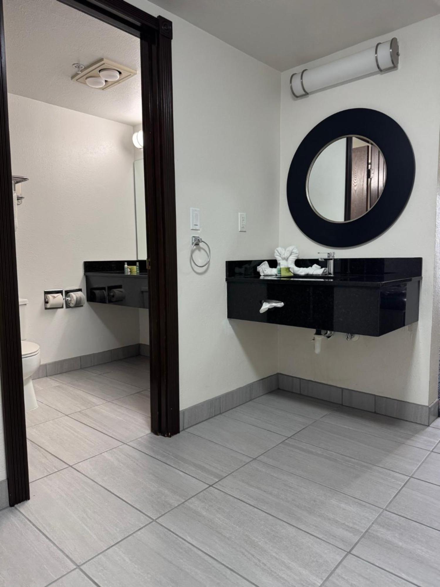 Oyster Bay Inn & Suites Bremerton Exteriör bild